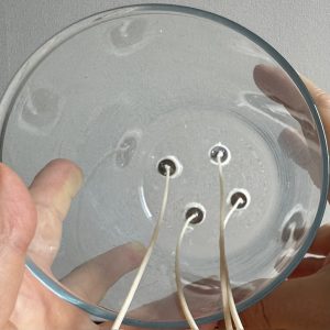idealnie przymocowane knoty w świecy dzięki knotownikowi Easy Wick od Candle-Ckub