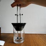 Knotownik Easy Wick Standard podczas mocowania dwóch knotów w świecy