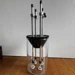 Knotownik Easy Wick Deluxe podczas mocowania czterech knotów w świecy